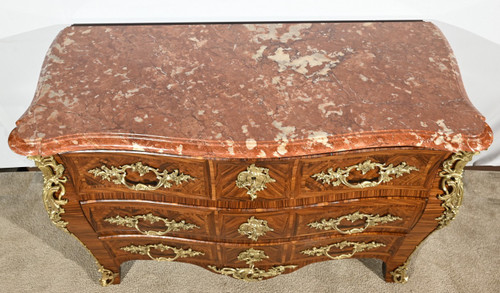 Commode Tombeau en Marqueterie de Bois de Violette, style Transition Louis XIV/Louis XV – 1ère Parti