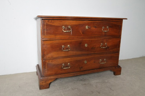 Antique Modena chest of drawers from the 17th century, three walnut and threaded drawers. Restored. 