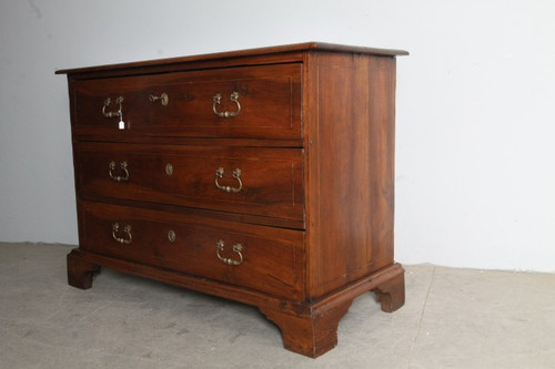 Antique Modena chest of drawers from the 17th century, three walnut and threaded drawers. Restored. 