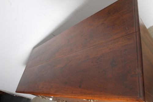 Antique Modena chest of drawers from the 17th century, three walnut and threaded drawers. Restored. 