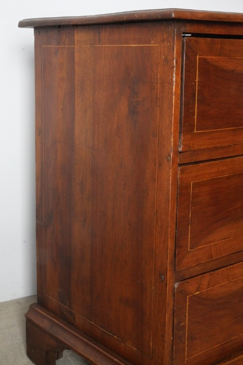 Antique Modena chest of drawers from the 17th century, three walnut and threaded drawers. Restored. 