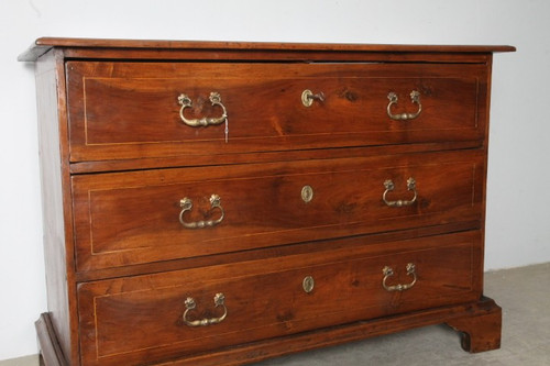 Antique Modena chest of drawers from the 17th century, three walnut and threaded drawers. Restored. 