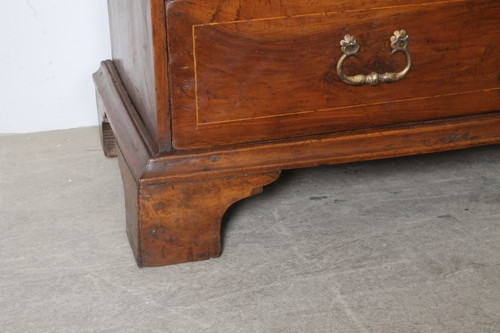 Antique Modena chest of drawers from the 17th century, three walnut and threaded drawers. Restored. 