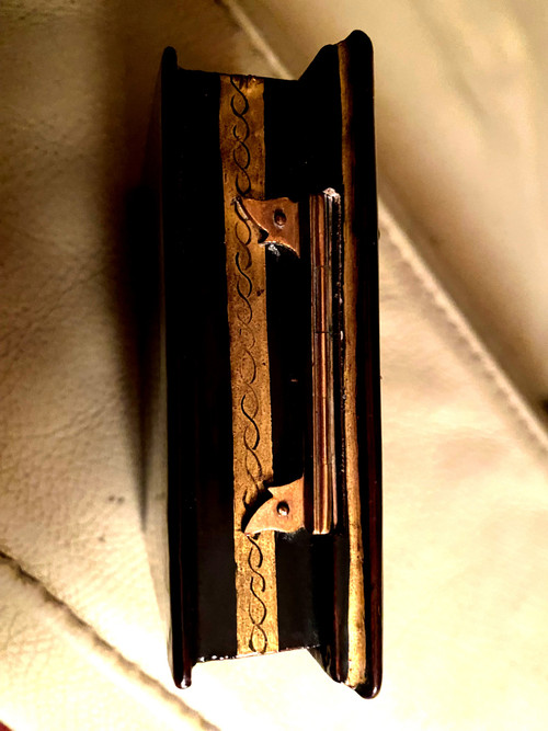 Precious 18th century quadrille game token box in brown lacquer enhanced with gold with tokens