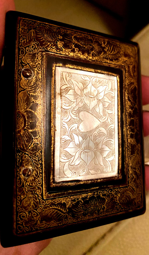 Precious 18th century quadrille game token box in brown lacquer enhanced with gold with tokens