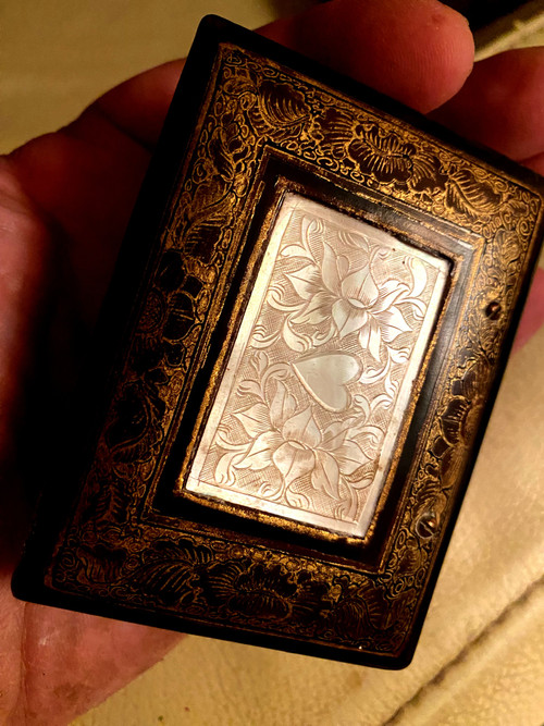 Precious 18th century quadrille game token box in brown lacquer enhanced with gold with tokens