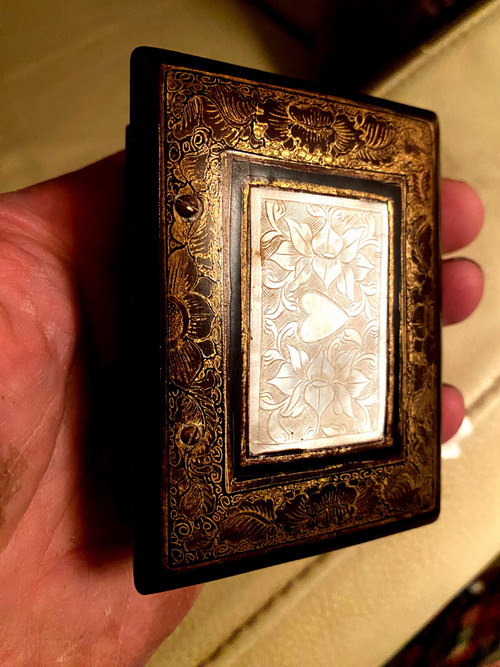 Precious 18th century quadrille game token box in brown lacquer enhanced with gold with tokens