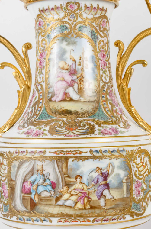 Une importante paire de vases en porcelaine de sèvres XIXème siècle 