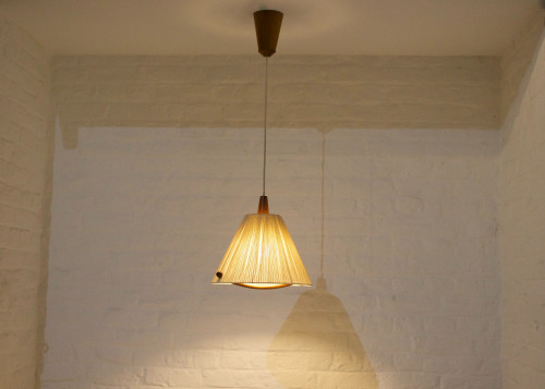 Lampada a sospensione mobile in stile scandinavo.