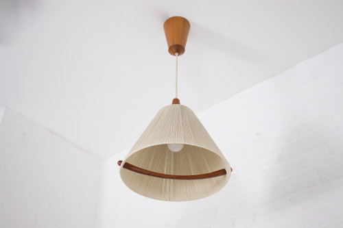 Lampada a sospensione mobile in stile scandinavo.