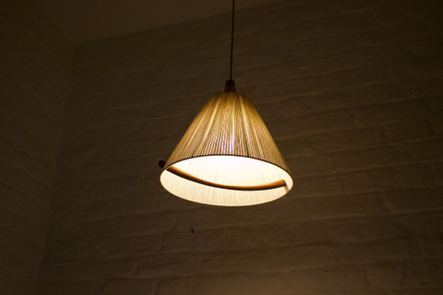 Lampada a sospensione mobile in stile scandinavo.