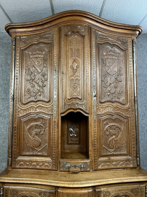 Credenza ad incasso curva Luigi XV in rovere interamente scolpita intorno al 1830