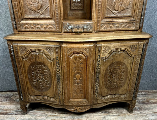 Credenza ad incasso curva Luigi XV in rovere interamente scolpita intorno al 1830