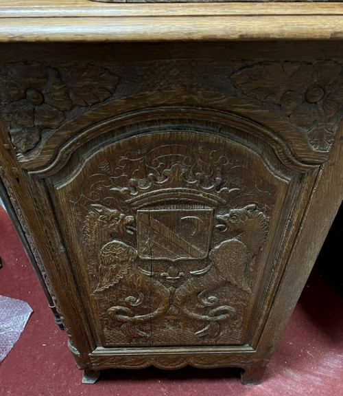 Credenza ad incasso curva Luigi XV in rovere interamente scolpita intorno al 1830