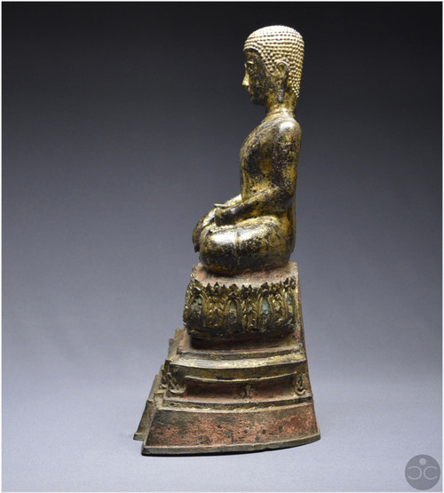 Ancien Royaume de Siam, XVIIIème-XIXème siècle, Grand Bouddha / moine en bronze laqué et doré