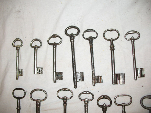 Wrought iron keys from the 16th to 18th century Important collection of 20 pieces