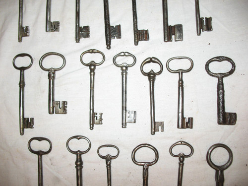 Wrought iron keys from the 16th to 18th century Important collection of 20 pieces