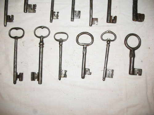 Wrought iron keys from the 16th to 18th century Important collection of 20 pieces