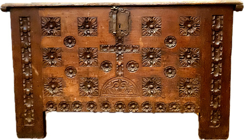 Old Renaissance style chest in carved oak 18th century