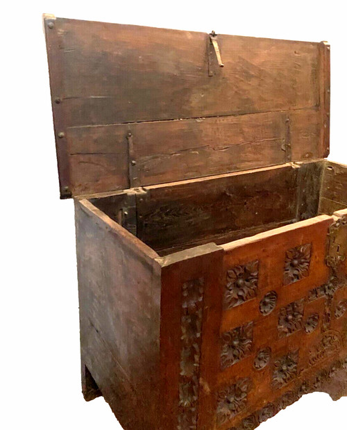 Old Renaissance style chest in carved oak 18th century