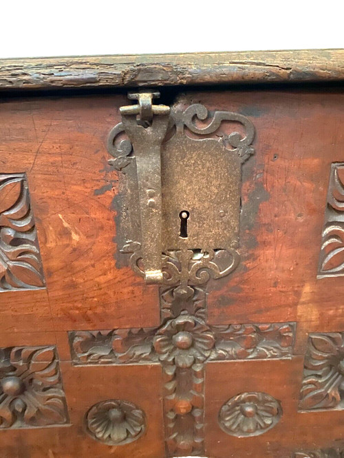 Old Renaissance style chest in carved oak 18th century