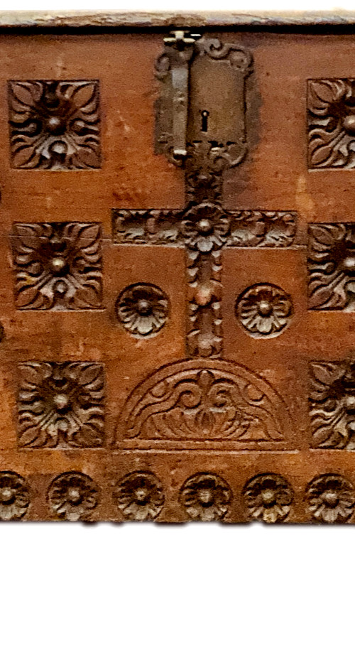 Old Renaissance style chest in carved oak 18th century