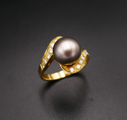 Ring Set With A Tahitian Pearl And Diamonds.