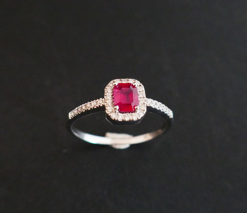 Bague Sertie d'Un Rubis, Entourage Diamants.