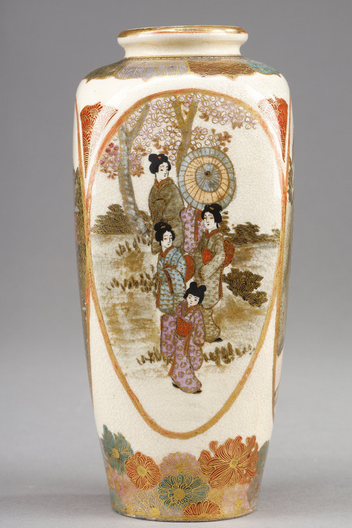 SMALL SATSUMA PORCELAIN VASE FROM JAPAN, MEIJI PERIOD (1868-1912).