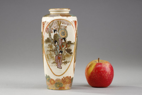 SMALL SATSUMA PORCELAIN VASE FROM JAPAN, MEIJI PERIOD (1868-1912).