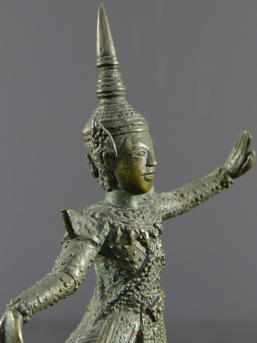 Thailand, frühes 20. Jahrhundert, Bronzestatuette einer traditionellen Tänzerin.