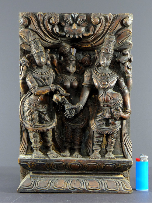 Inde, XXème siècle,  panneau de char en bois sculpté représentant le mariage de Meenakshi.