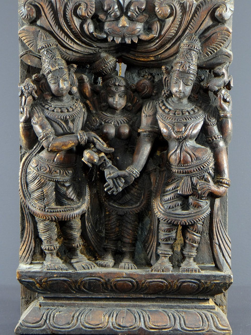 Inde, XXème siècle,  panneau de char en bois sculpté représentant le mariage de Meenakshi.