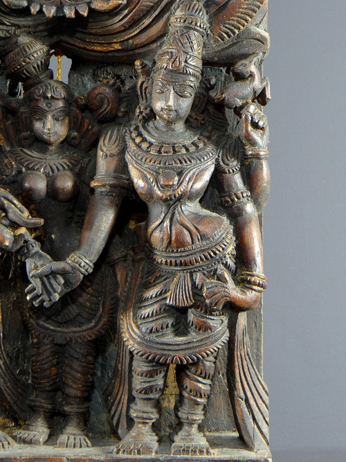 Inde, XXème siècle,  panneau de char en bois sculpté représentant le mariage de Meenakshi.