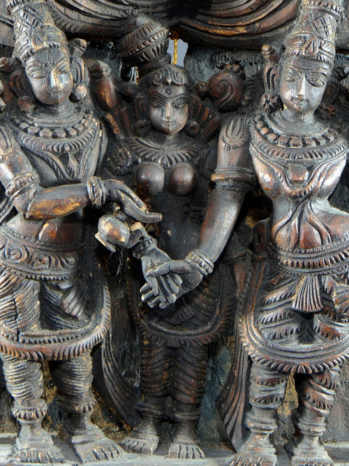 Inde, XXème siècle,  panneau de char en bois sculpté représentant le mariage de Meenakshi.