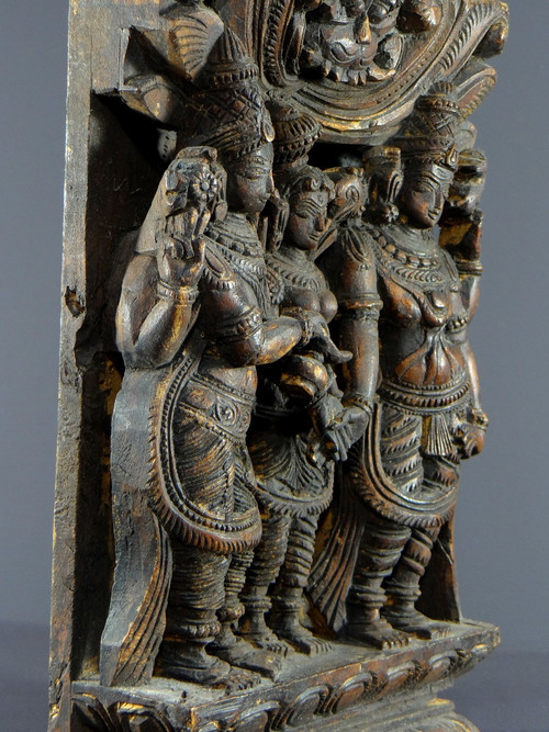 Inde, XXème siècle,  panneau de char en bois sculpté représentant le mariage de Meenakshi.