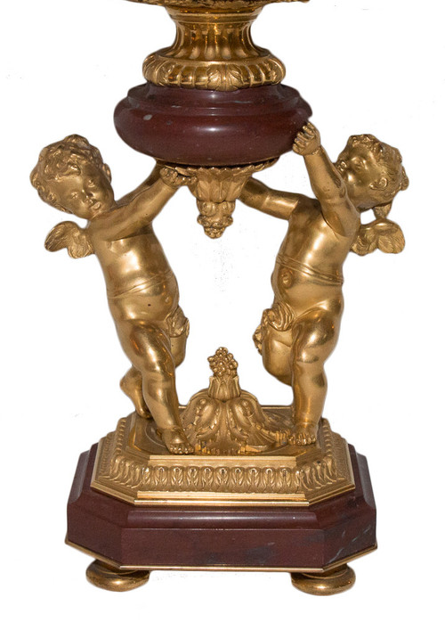 Königliche Rote Marmorschale Und Putti Aus Vergoldeter Bronze Circa 1860