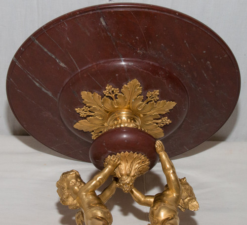 Königliche Rote Marmorschale Und Putti Aus Vergoldeter Bronze Circa 1860