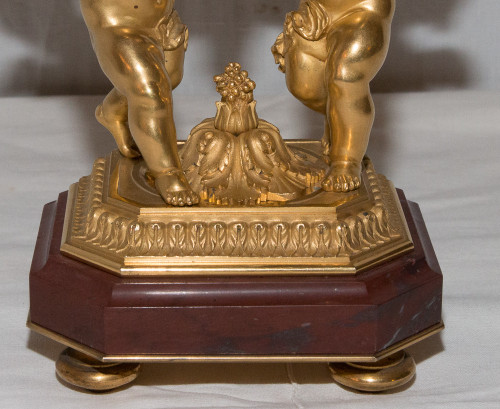 Königliche Rote Marmorschale Und Putti Aus Vergoldeter Bronze Circa 1860