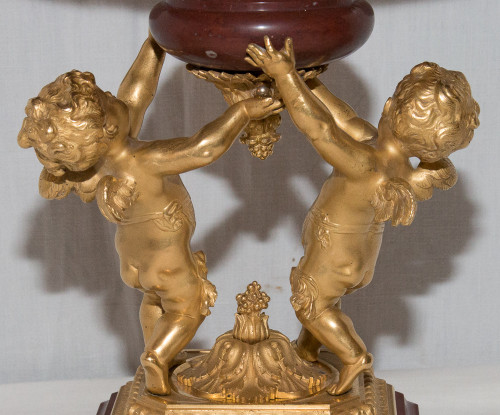 Königliche Rote Marmorschale Und Putti Aus Vergoldeter Bronze Circa 1860