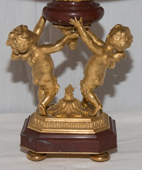 Königliche Rote Marmorschale Und Putti Aus Vergoldeter Bronze Circa 1860