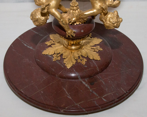 Königliche Rote Marmorschale Und Putti Aus Vergoldeter Bronze Circa 1860