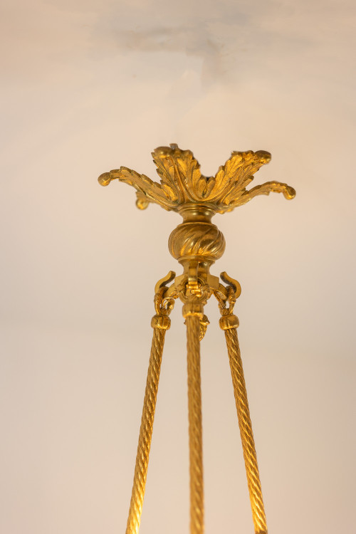 Lustre de style Louis XVI en bronze doré. Circa 1900.