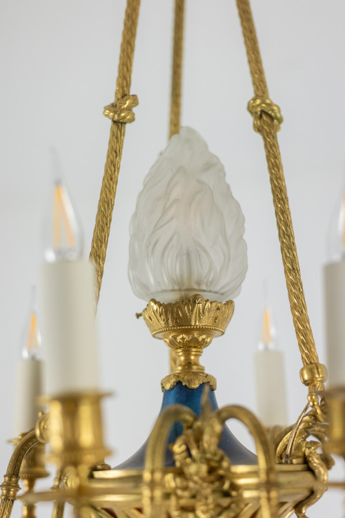 Lustre de style Louis XVI en bronze doré. Circa 1900.