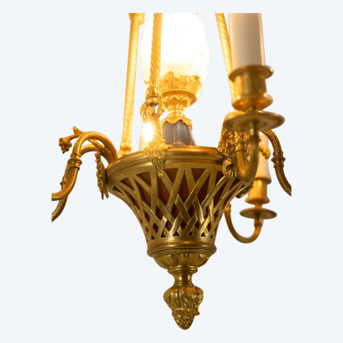 Lustre de style Louis XVI en bronze doré. Circa 1900.