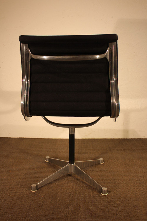 Paar Eames-Stühle