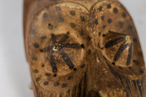 Maschera africana "Kuba Babuka" in legno e pigmenti. XX secolo.