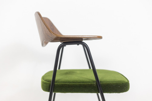 Robin Day. Fauteuil en métal noir et contreplaqué courbé. Années 1950.