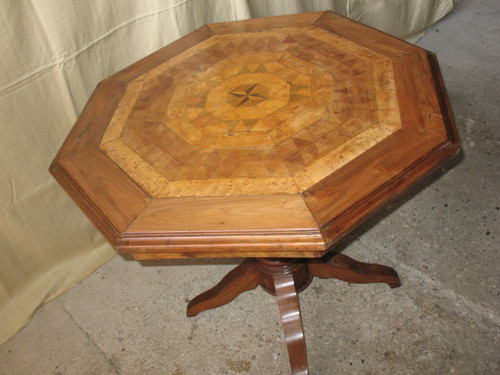 Table guéridon de forme octogonale en marqueterie de style Charles X époque 19ème 