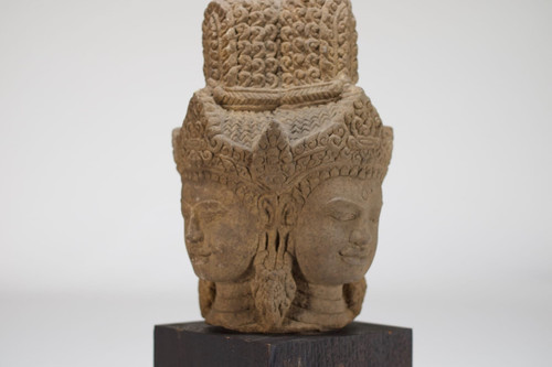 Tête de brahma en grès, style Khmer.